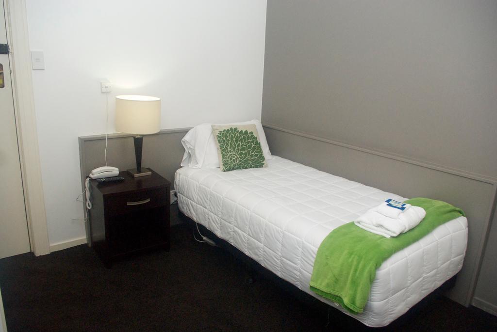 Law Courts Hotel Dunedin Room photo